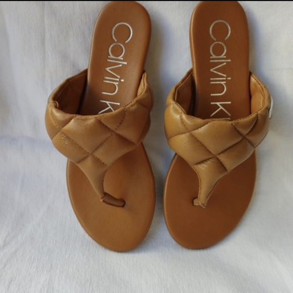 Calvin Klein Women's Sabraya Slip On Thong Flat Leather Sandanls Size 5M. - Picture 3 of 5